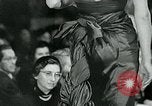 Standbild Fashion Show München Deutschland, 1951, aus Sekunde 26 historischem Filmmaterial Videoclip 65675040660