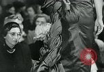 Standbild Fashion Show München Deutschland, 1951, aus Sekunde 27 historischem Filmmaterial Videoclip 65675040660