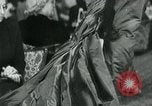 Standbild Fashion Show München Deutschland, 1951, aus Sekunde 28 historischem Filmmaterial Videoclip 65675040660