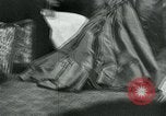Standbild Fashion Show München Deutschland, 1951, aus Sekunde 29 historischem Filmmaterial Videoclip 65675040660
