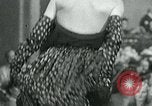 Standbild Fashion Show München Deutschland, 1951, aus Sekunde 30 historischem Filmmaterial Videoclip 65675040660