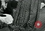 Standbild Fashion Show München Deutschland, 1951, aus Sekunde 31 historischem Filmmaterial Videoclip 65675040660