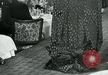 Standbild Fashion Show München Deutschland, 1951, aus Sekunde 32 historischem Filmmaterial Videoclip 65675040660