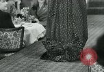Standbild Fashion Show München Deutschland, 1951, aus Sekunde 33 historischem Filmmaterial Videoclip 65675040660