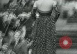 Standbild Fashion Show München Deutschland, 1951, aus Sekunde 34 historischem Filmmaterial Videoclip 65675040660