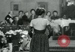 Standbild Fashion Show München Deutschland, 1951, aus Sekunde 35 historischem Filmmaterial Videoclip 65675040660