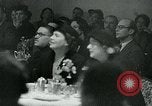 Standbild Fashion Show München Deutschland, 1951, aus Sekunde 36 historischem Filmmaterial Videoclip 65675040660
