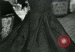 Standbild Fashion Show München Deutschland, 1951, aus Sekunde 38 historischem Filmmaterial Videoclip 65675040660