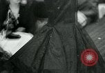 Standbild Fashion Show München Deutschland, 1951, aus Sekunde 39 historischem Filmmaterial Videoclip 65675040660