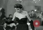 Standbild Fashion Show München Deutschland, 1951, aus Sekunde 41 historischem Filmmaterial Videoclip 65675040660