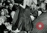 Standbild Fashion Show München Deutschland, 1951, aus Sekunde 42 historischem Filmmaterial Videoclip 65675040660