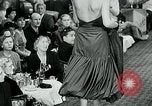 Standbild Fashion Show München Deutschland, 1951, aus Sekunde 43 historischem Filmmaterial Videoclip 65675040660