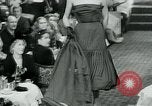 Standbild Fashion Show München Deutschland, 1951, aus Sekunde 44 historischem Filmmaterial Videoclip 65675040660