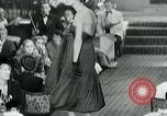 Standbild Fashion Show München Deutschland, 1951, aus Sekunde 45 historischem Filmmaterial Videoclip 65675040660