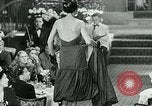 Standbild Fashion Show München Deutschland, 1951, aus Sekunde 46 historischem Filmmaterial Videoclip 65675040660
