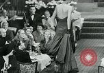 Standbild Fashion Show München Deutschland, 1951, aus Sekunde 47 historischem Filmmaterial Videoclip 65675040660