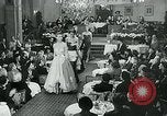 Standbild Fashion Show München Deutschland, 1951, aus Sekunde 49 historischem Filmmaterial Videoclip 65675040660