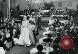 Standbild Fashion Show München Deutschland, 1951, aus Sekunde 50 historischem Filmmaterial Videoclip 65675040660