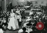 Standbild Fashion Show München Deutschland, 1951, aus Sekunde 51 historischem Filmmaterial Videoclip 65675040660