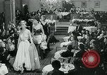 Standbild Fashion Show München Deutschland, 1951, aus Sekunde 52 historischem Filmmaterial Videoclip 65675040660