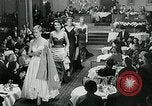 Standbild Fashion Show München Deutschland, 1951, aus Sekunde 53 historischem Filmmaterial Videoclip 65675040660