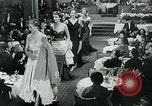 Standbild Fashion Show München Deutschland, 1951, aus Sekunde 54 historischem Filmmaterial Videoclip 65675040660