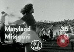 Standbild Fußballspiel College Park Maryland USA, 1951, aus Sekunde 3 historischem Filmmaterial Videoclip 65675040663