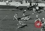 Standbild Fußballspiel College Park Maryland USA, 1951, aus Sekunde 12 historischem Filmmaterial Videoclip 65675040663