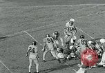 Standbild Fußballspiel College Park Maryland USA, 1951, aus Sekunde 16 historischem Filmmaterial Videoclip 65675040663