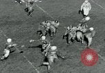 Standbild Fußballspiel College Park Maryland USA, 1951, aus Sekunde 22 historischem Filmmaterial Videoclip 65675040663