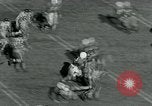 Standbild Fußballspiel College Park Maryland USA, 1951, aus Sekunde 24 historischem Filmmaterial Videoclip 65675040663