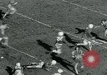 Standbild Fußballspiel College Park Maryland USA, 1951, aus Sekunde 26 historischem Filmmaterial Videoclip 65675040663