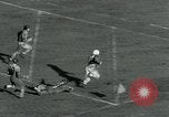 Standbild Fußballspiel College Park Maryland USA, 1951, aus Sekunde 28 historischem Filmmaterial Videoclip 65675040663