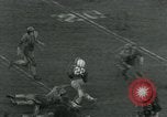 Standbild Fußballspiel College Park Maryland USA, 1951, aus Sekunde 39 historischem Filmmaterial Videoclip 65675040663