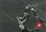 Standbild Fußballspiel College Park Maryland USA, 1951, aus Sekunde 41 historischem Filmmaterial Videoclip 65675040663