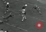 Standbild Fußballspiel College Park Maryland USA, 1951, aus Sekunde 48 historischem Filmmaterial Videoclip 65675040663