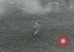 Standbild Fußballspiel College Park Maryland USA, 1951, aus Sekunde 55 historischem Filmmaterial Videoclip 65675040663
