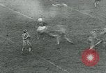 Standbild Fußballspiel College Park Maryland USA, 1951, aus Sekunde 56 historischem Filmmaterial Videoclip 65675040663