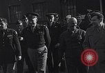Standbild Eisenhower kommt in München-freimann DP-Camp München Deutschland, 1946, aus Sekunde 25 historischem Filmmaterial Videoclip 65675040668
