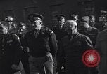 Standbild Eisenhower kommt in München-freimann DP-Camp München Deutschland, 1946, aus Sekunde 26 historischem Filmmaterial Videoclip 65675040668