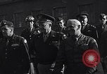 Standbild Eisenhower kommt in München-freimann DP-Camp München Deutschland, 1946, aus Sekunde 27 historischem Filmmaterial Videoclip 65675040668