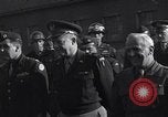Standbild Eisenhower kommt in München-freimann DP-Camp München Deutschland, 1946, aus Sekunde 28 historischem Filmmaterial Videoclip 65675040668