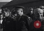 Standbild Eisenhower kommt in München-freimann DP-Camp München Deutschland, 1946, aus Sekunde 29 historischem Filmmaterial Videoclip 65675040668