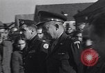 Standbild Eisenhower kommt in München-freimann DP-Camp München Deutschland, 1946, aus Sekunde 30 historischem Filmmaterial Videoclip 65675040668