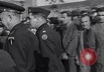 Standbild Eisenhower kommt in München-freimann DP-Camp München Deutschland, 1946, aus Sekunde 33 historischem Filmmaterial Videoclip 65675040668