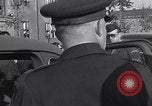 Standbild Eisenhower kommt in München-freimann DP-Camp München Deutschland, 1946, aus Sekunde 38 historischem Filmmaterial Videoclip 65675040668