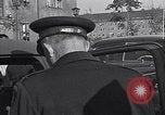 Standbild Eisenhower kommt in München-freimann DP-Camp München Deutschland, 1946, aus Sekunde 39 historischem Filmmaterial Videoclip 65675040668