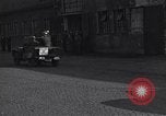 Standbild Eisenhower kommt in München-freimann DP-Camp München Deutschland, 1946, aus Sekunde 55 historischem Filmmaterial Videoclip 65675040668