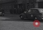 Standbild Eisenhower kommt in München-freimann DP-Camp München Deutschland, 1946, aus Sekunde 57 historischem Filmmaterial Videoclip 65675040668