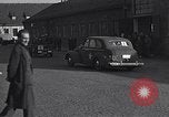 Standbild Eisenhower kommt in München-freimann DP-Camp München Deutschland, 1946, aus Sekunde 59 historischem Filmmaterial Videoclip 65675040668